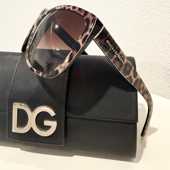 🕶️✨ Dolce & Gabbana Leopard Sunglasses with Gold Toned Accents & Accessories - Picture 8 of 16